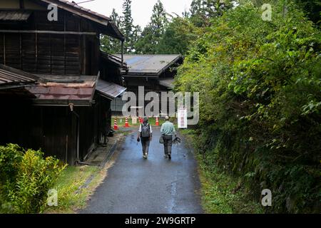 Magome, Japan; 1. Oktober 2023: Wanderung auf dem Nakasendo-Weg zwischen Tsumago und Magome im Kiso-Tal, Japan. Stockfoto