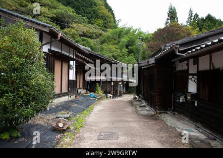 Magome, Japan; 1. Oktober 2023: Wanderung auf dem Nakasendo-Weg zwischen Tsumago und Magome im Kiso-Tal, Japan. Stockfoto