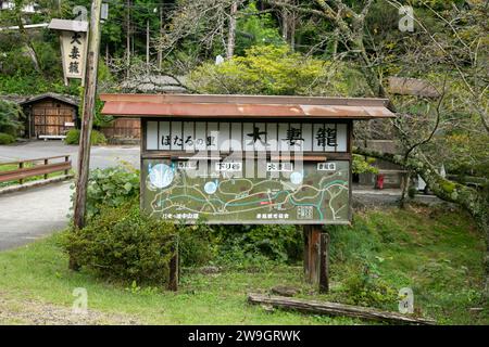 Magome, Japan; 1. Oktober 2023: Wanderung auf dem Nakasendo-Weg zwischen Tsumago und Magome im Kiso-Tal, Japan. Stockfoto