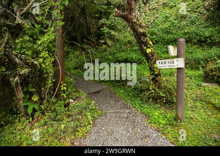 Magome, Japan; 1. Oktober 2023: Wanderung auf dem Nakasendo-Weg zwischen Tsumago und Magome im Kiso-Tal, Japan. Stockfoto