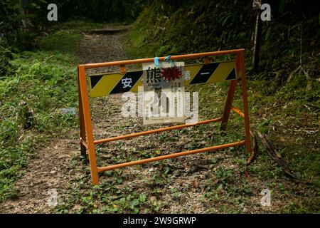 Magome, Japan; 1. Oktober 2023: Ein wildes Tierzeichen auf dem Nakasendo-Weg zwischen Tsumago und Magome im Kiso-Tal, Japan. Stockfoto