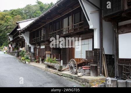 Tsumago, Japan; 1. Oktober 2023: Straßen und traditionelle japanische Häuser in der Stadt Tsumago Juku entlang des Nakasendo-Weges im Kiso-Tal, Japan. Stockfoto