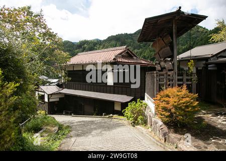 Tsumago, Japan; 1. Oktober 2023: Straßen und traditionelle japanische Häuser in der Stadt Tsumago Juku entlang des Nakasendo-Weges im Kiso-Tal, Japan. Stockfoto