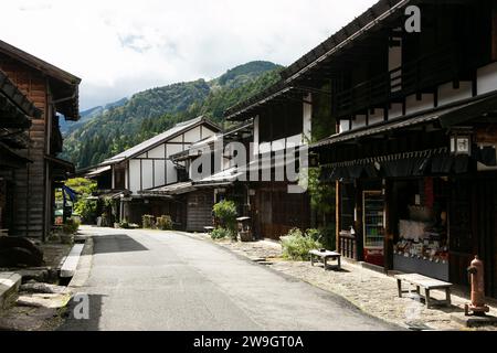 Tsumago, Japan; 1. Oktober 2023: Straßen und traditionelle japanische Häuser in der Stadt Tsumago Juku entlang des Nakasendo-Weges im Kiso-Tal, Japan. Stockfoto