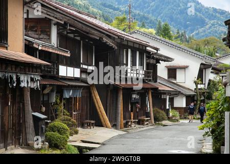 Tsumago, Japan; 1. Oktober 2023: Straßen und traditionelle japanische Häuser in der Stadt Tsumago Juku entlang des Nakasendo-Weges im Kiso-Tal, Japan. Stockfoto