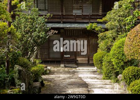 Tsumago, Japan; 1. Oktober 2023: Straßen und traditionelle japanische Häuser in der Stadt Tsumago Juku entlang des Nakasendo-Weges im Kiso-Tal, Japan. Stockfoto