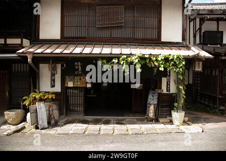 Tsumago, Japan; 1. Oktober 2023: Straßen und traditionelle japanische Häuser in der Stadt Tsumago Juku entlang des Nakasendo-Weges im Kiso-Tal, Japan. Stockfoto