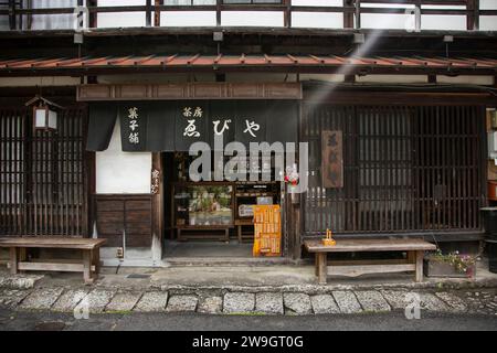 Tsumago, Japan; 1. Oktober 2023: Straßen und traditionelle japanische Häuser in der Stadt Tsumago Juku entlang des Nakasendo-Weges im Kiso-Tal, Japan. Stockfoto