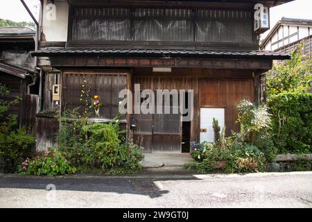 Tsumago, Japan; 1. Oktober 2023: Straßen und traditionelle japanische Häuser in der Stadt Tsumago Juku entlang des Nakasendo-Weges im Kiso-Tal, Japan. Stockfoto