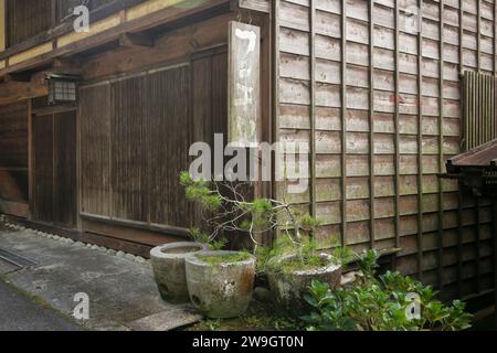 Tsumago, Japan; 1. Oktober 2023: Straßen und traditionelle japanische Häuser in der Stadt Tsumago Juku entlang des Nakasendo-Weges im Kiso-Tal, Japan. Stockfoto