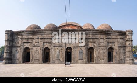 Vorderansicht des antiken mittelalterlichen Chhoto Sona masjid oder der kleinen goldenen Moschee, Shahabazpur, Chapai Nawabganj, Bangladesch Stockfoto