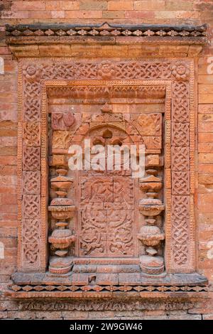 Vertikale Detailansicht der Ziegel- und Terrakotta-Einrichtung an der Außenwand der antiken mittelalterlichen Khania Dighi Moschee, Shahabazpur, Chapai Nawabganj, Bangladesch Stockfoto