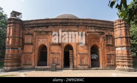 Landschaftsblick auf die Fassade der antiken Ziegel- und Terrakotta-Khania-Dighi-Moschee aka Chamchika oder Rajbibi, Shahabazpur, Chapai Nawabganj, Bangladesch Stockfoto