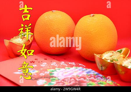 Chinesische Neujahrsdekoration mit Orangen, bunten Päckchen und Goldbarren auf rotem Cover-Hintergrund. Chinesisches Weihnachtskonzept. Stockfoto