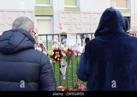 ©PHOTOPQR/LE PARISIEN/Sébastien Roselé ; Meaux ; 27/12/2023 ; Meaux, mercredi 27 décembre 2023. Des voisins, ds amis et des proches ont rendu hommage à la mère et ses quatre enfants retrouvés morts dans leur appartement du quartier de Beauval, lundi soir. ILS ont déposés des mots, des peluches, des bougies, des fleurs. Meaux, Frankreich, dezember 2023. Eine Frau und ihre 4 Kinder (im Alter von 10 bis 9 Monaten) wurden in der Weihnachtsnacht (24 bis 25) von ihrem Mann getötet (am Morgen verhaftet) mehr als 100 Frauen wurden in Frankreich von einem Partner oder Ex getötet Stockfoto