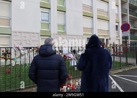 ©PHOTOPQR/LE PARISIEN/Sébastien Roselé ; Meaux ; 27/12/2023 ; Meaux, mercredi 27 décembre 2023. Des voisins, ds amis et des proches ont rendu hommage à la mère et ses quatre enfants retrouvés morts dans leur appartement du quartier de Beauval, lundi soir. ILS ont déposés des mots, des peluches, des bougies, des fleurs. Meaux, Frankreich, dezember 2023. Eine Frau und ihre 4 Kinder (im Alter von 10 bis 9 Monaten) wurden in der Weihnachtsnacht (24 bis 25) von ihrem Mann getötet (am Morgen verhaftet) mehr als 100 Frauen wurden in Frankreich von einem Partner oder Ex getötet Stockfoto