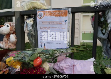 ©PHOTOPQR/LE PARISIEN/Sébastien Roselé ; Meaux ; 27/12/2023 ; Meaux, mercredi 27 décembre 2023. Des voisins, ds amis et des proches ont rendu hommage à la mère et ses quatre enfants retrouvés morts dans leur appartement du quartier de Beauval, lundi soir. ILS ont déposés des mots, des peluches, des bougies, des fleurs. Meaux, Frankreich, dezember 2023. Eine Frau und ihre 4 Kinder (im Alter von 10 bis 9 Monaten) wurden in der Weihnachtsnacht (24 bis 25) von ihrem Mann getötet (am Morgen verhaftet) mehr als 100 Frauen wurden in Frankreich von einem Partner oder Ex getötet Stockfoto