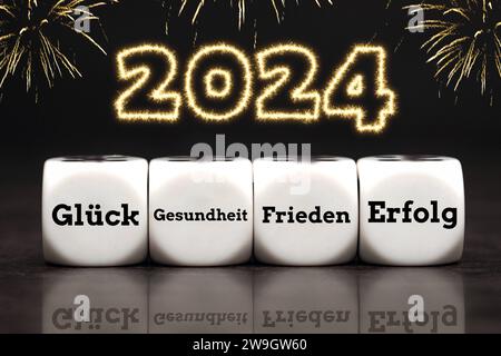 28. Dezember 2023: Cube mit der Inschrift: Neujahr- und Silvesterkonzept, Jahreswende von 2023 bis 2024 FOTOMONTAGE *** Würfel mit der Aufschrift: Glück, Gesundheit, Erfolg und Frieden. Neujahr und Silvester Konzept, Jahreswechsel von 2023 auf 2024 FOTOMONTAGE Stockfoto