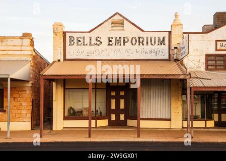 Bells Emporium Historical Store entlang der Hauptstraße von Cue, einer Stadt im Goldrausch im mittleren Westen von Western Australia. Stockfoto