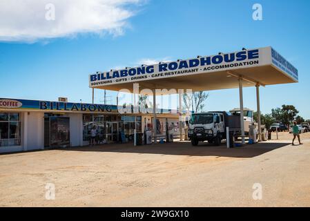 Fahrzeuge tanken am Billabong Roadhouse, einer abgelegenen Tankstelle am North West Coastal Highway zwischen Kalbarri und Carnarvon in WA. Stockfoto