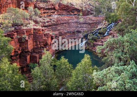 Das Wasserloch und die Fortescue Falls in der Dales Gorge im Karijini-Nationalpark, Westaustralien. Stockfoto