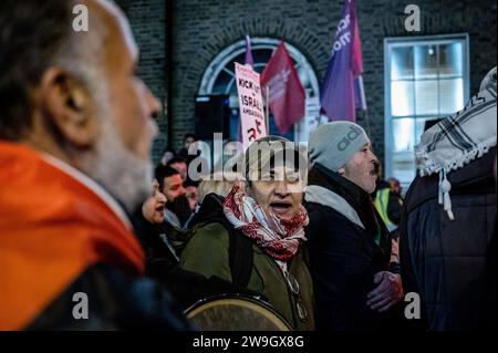 Dublin, Irland. November 2023. Ein Demonstrant, der einen Keffiyeh-Schal trägt, ruft während der Demonstration „Palästina wird nie sterben“. Demonstranten versammeln sich vor dem irischen Parlament in Dublin in Solidarität mit Palästina und fordern die Ausweisung des israelischen Botschafters aus dem Land. (Foto von Maria Giulia Molinaro Vitale/SOPA Images/SIPA USA) Credit: SIPA USA/Alamy Live News Stockfoto