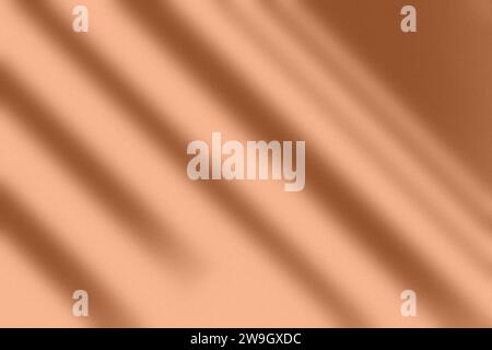 Kontrastschatten auf Betonwänden in der Farbe Peach Fuzz des Jahres. Schattenüberlagerungseffekt. Szene mit natürlichem Licht. Leerer Hintergrund für Design. Stockfoto