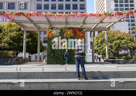 Menschen Posieren Für Fotos Auf Der San Francisco Pride Stage Am Union Square, San Fransisco, Usa, 24. Juni 2023 Stockfoto