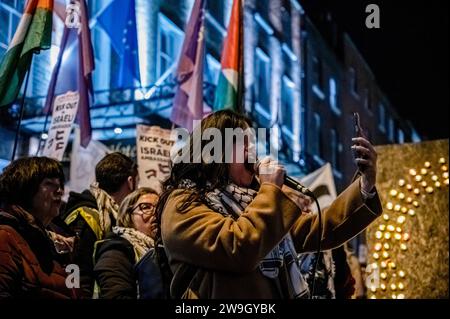 Ein Demonstrant singt während der Demonstration pro-palästinensische Slogans in das Mikrofon. Demonstranten versammeln sich vor dem irischen Parlament in Dublin in Solidarität mit Palästina und fordern die Ausweisung des israelischen Botschafters aus dem Land. Stockfoto