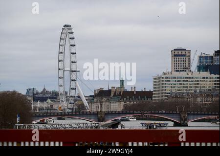 LondonUK - 24. Dezember 2023: Blick von der Brücke die themse hinunter london über Boote in Richtung london Eye Stockfoto