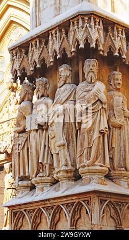 Portal und Fassade von San Antonio mit der Kathedrale Basilica Metropolitana y Primada de Santa Tecla in Tarragona, Katalonien, Spanien, Europa Stockfoto