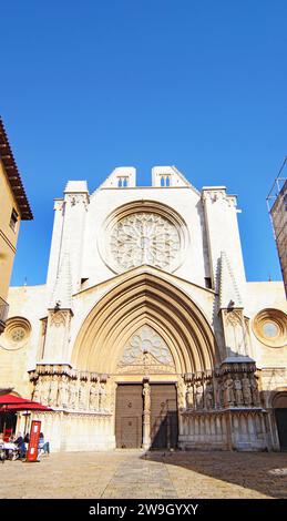 Portal und Fassade von San Antonio mit der Kathedrale Basilica Metropolitana y Primada de Santa Tecla in Tarragona, Katalonien, Spanien, Europa Stockfoto