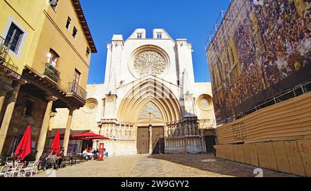 Portal und Fassade von San Antonio mit der Kathedrale Basilica Metropolitana y Primada de Santa Tecla in Tarragona, Katalonien, Spanien, Europa Stockfoto