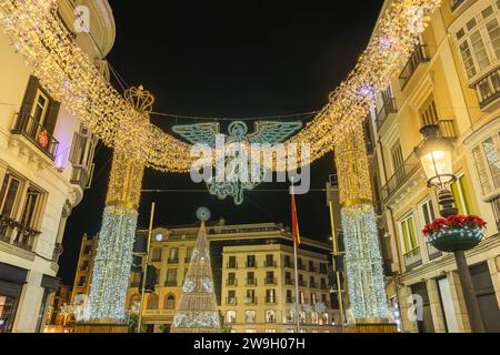 Malaga, Spanien - 25. November 2023: weihnachtsengel und weihnachtsbaum auf der Straße Marqués de Larios mit Plaza de la Constitución Stockfoto