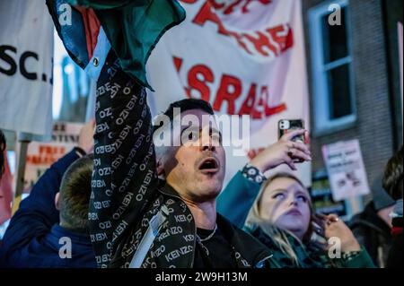 Dublin, Irland. November 2023. Ein Demonstrant, der eine palästinensische Flagge hält, singt während der Demonstration Slogans. Demonstranten versammeln sich vor dem irischen Parlament in Dublin in Solidarität mit Palästina und fordern die Ausweisung des israelischen Botschafters aus dem Land. (Credit Image: © Maria Giulia Molinaro Vitale/SOPA Images via ZUMA Press Wire) NUR REDAKTIONELLE VERWENDUNG! Nicht für kommerzielle ZWECKE! Stockfoto