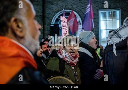 15. November 2023 in Dublin, Irland: Ein Demonstrant in einem Keffiyeh-Schal ruft während der Demonstration „Palästina wird nie sterben“. Demonstranten versammeln sich vor dem irischen Parlament in Dublin in Solidarität mit Palästina und fordern die Ausweisung des israelischen Botschafters aus dem Land. (Credit Image: © Maria Giulia Molinaro Vitale/SOPA Images via ZUMA Press Wire) NUR REDAKTIONELLE VERWENDUNG! Nicht für kommerzielle ZWECKE! Stockfoto