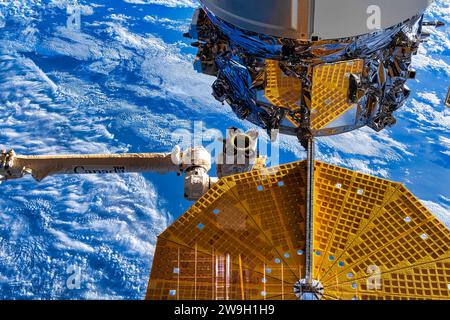 Teil der ISS und des Planeten Erde. Digitale Verbesserung eines NASA-Bildes. Stockfoto