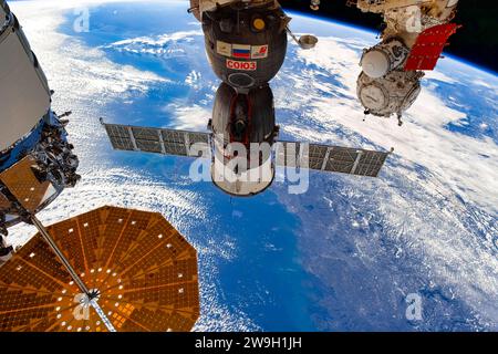 Teil der ISS und des Planeten Erde. Digitale Verbesserung eines NASA-Bildes. Stockfoto