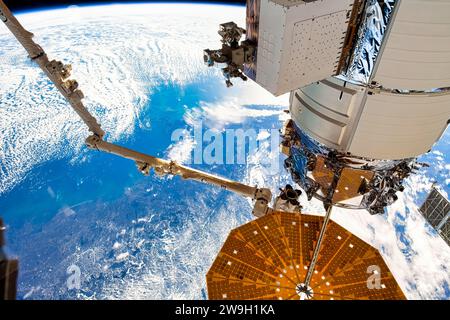 Teil der ISS und des Planeten Erde. Digitale Verbesserung eines NASA-Bildes. Stockfoto