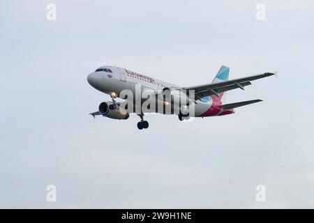 Eurowings Airbus A319 Passenger Jet Airplane Registration D-AGWV im kurzen Finale für eine Landung auf der Landebahn 27L am Flughafen Heathrow im Westen von London Stockfoto