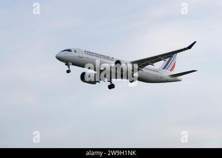 French Air France Airbus A220-300 Passagier Jet Airplane Registration F-HZUP im kurzen Finale für eine Landung auf der Landebahn 27L am Flughafen London Heathrow Stockfoto