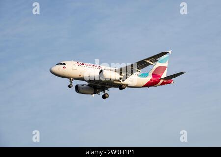 Eurowings Airbus A319 Passenger Jet Airplane Registration D-AGWF im kurzen Finale für eine Landung auf der Landebahn 27L am Flughafen Heathrow westlich von London Stockfoto