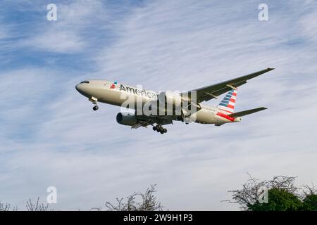 American Airlines Boeing 777-200 Passenger Jet Airplane Registration N752AN im Finale für eine Landung auf der Landebahn 27L am Flughafen Heathrow in der Nähe von London Stockfoto