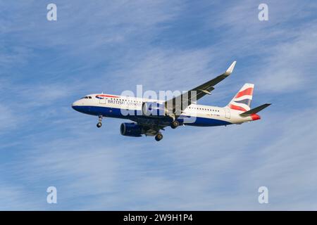 British Airways Airbus A320-251 Passagier Jet Airplane Registration G-TTNH im kurzen Finale für eine Landung auf der Landebahn 27L am Flughafen Heathrow in der Nähe von London Stockfoto