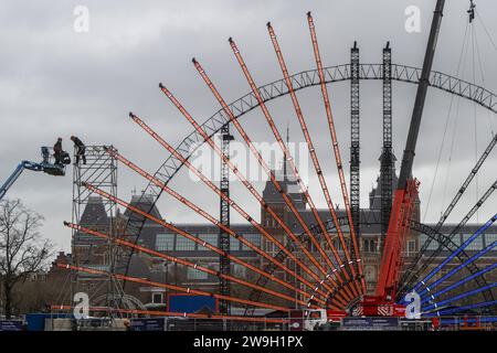 AMSTERDAM - auf dem Museumplein werden Vorbereitungen für die Neujahrsschau des elektrischen Feuerwerks getroffen. Die Veranstaltung markiert den Beginn des neuen Jahres mit Lichtern und Feuerwerken. ANP EVERT ELZINGA niederlande aus - belgien aus Stockfoto