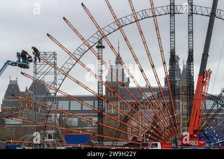AMSTERDAM - auf dem Museumplein werden Vorbereitungen für die Neujahrsschau des elektrischen Feuerwerks getroffen. Die Veranstaltung markiert den Beginn des neuen Jahres mit Lichtern und Feuerwerken. ANP EVERT ELZINGA niederlande aus - belgien aus Stockfoto