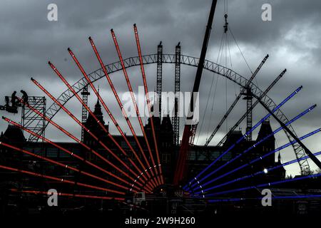 AMSTERDAM - auf dem Museumplein werden Vorbereitungen für die Neujahrsschau des elektrischen Feuerwerks getroffen. Die Veranstaltung markiert den Beginn des neuen Jahres mit Lichtern und Feuerwerken. ANP EVERT ELZINGA niederlande aus - belgien aus Stockfoto