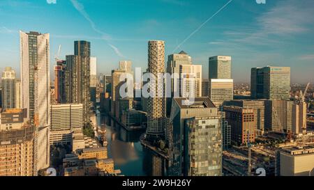 Ein herrlicher Blick aus der Luft auf eine geschäftige Skyline der Stadt, von einem Passagierflugzeug aus gesehen, das über ein ruhiges Gewässer fliegt Stockfoto