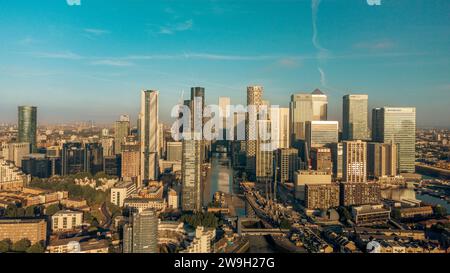 Ein Blick aus der Vogelperspektive auf eine pulsierende Stadtlandschaft mit einem sich windenden Fluss, der von hohen Gebäuden und einer geschäftigen Skyline gesäumt wird Stockfoto