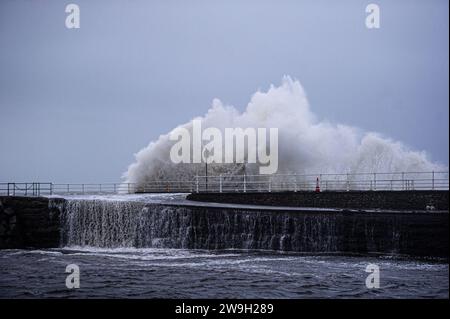 Sturm Gerrit überquert die walisische Küstenstadt Aberystwyth mit starken Winden von 50 km/h und Flut am frühen Donnerstagmorgen. Stockfoto